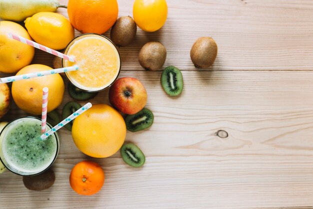 Smoothie und Früchte auf hölzerner Tischplatte