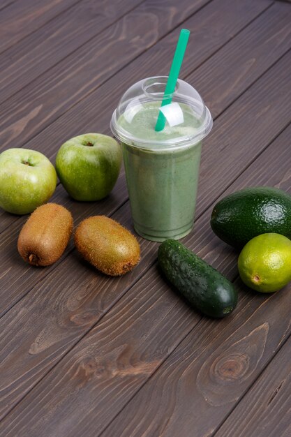 Smoothies mit Äpfeln, Kiwi, Limette, Gurke und Avocado