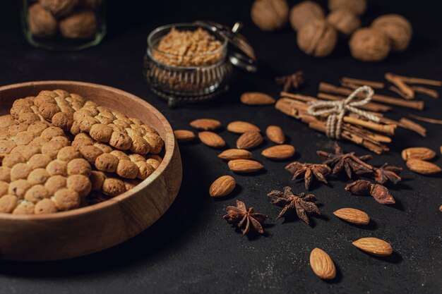 Snack-Sortiment mit Nüssen und Keksen