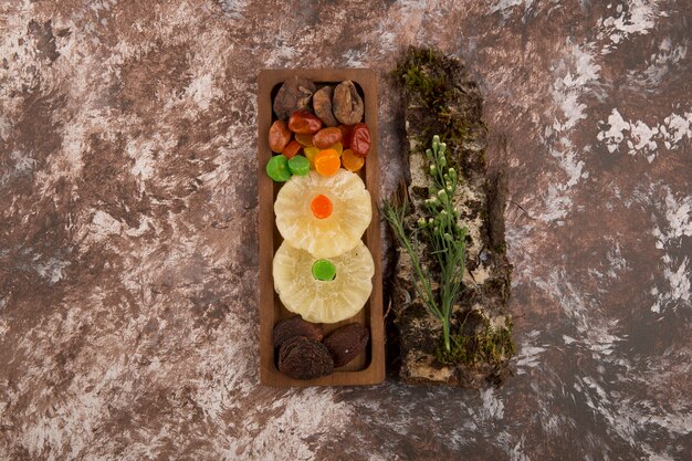 Snack und trockene ftuis Platte mit Kräutern beiseite auf dem Marmor