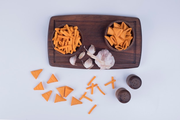 Snackbrett mit Kartoffelchips und Knoblauch