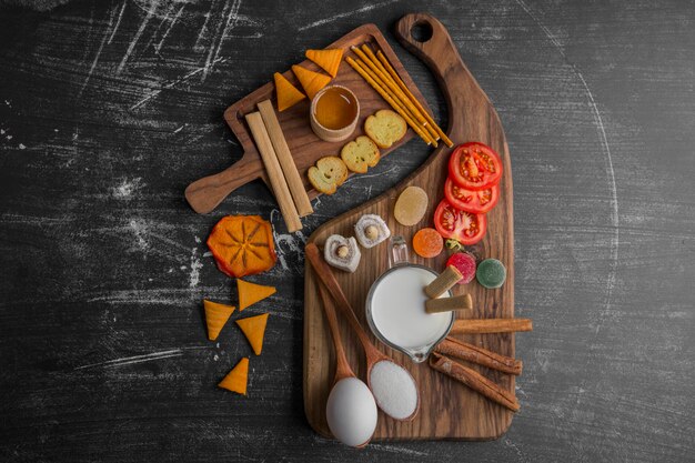 Snackbrett mit Pommes, Crackern und Gebäck