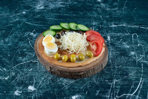 Snackbrett mit salat und gemüse.