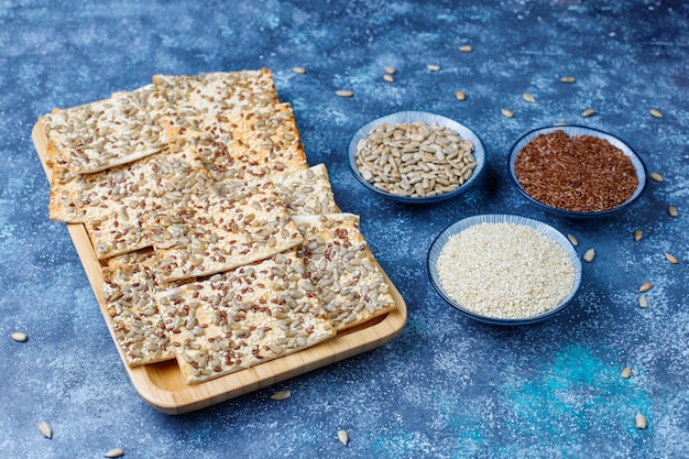 Snackkekse mit Sonnenblumenkernen, Leinensamen, Sesam, Draufsicht