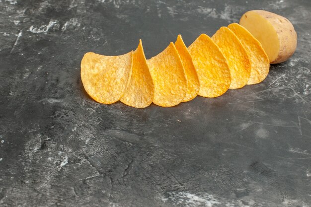 Snackparty für Freunde mit köstlichen hausgemachten Pommes und Kartoffeln auf grauem Hintergrund