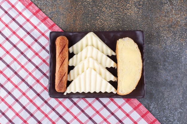 Snackplatte mit Brotscheiben, Wurst und Käse