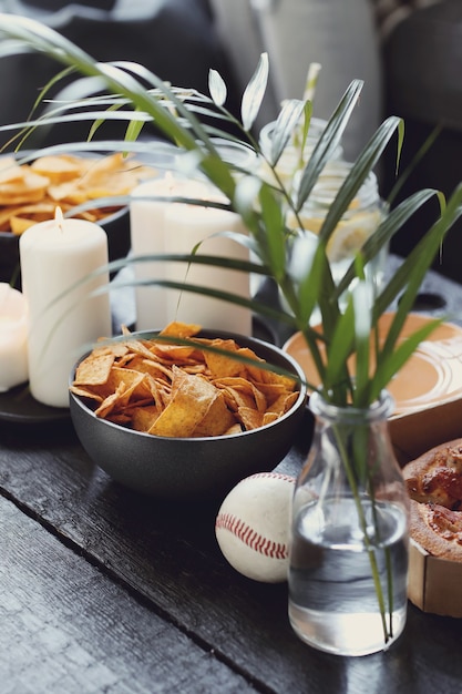 Snacks auf dem Tisch mit Pflanzen und Kerzen