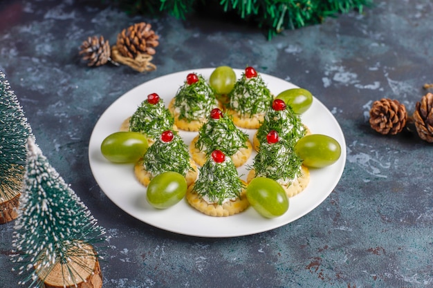 Snacks in weihnachtsbaumform.