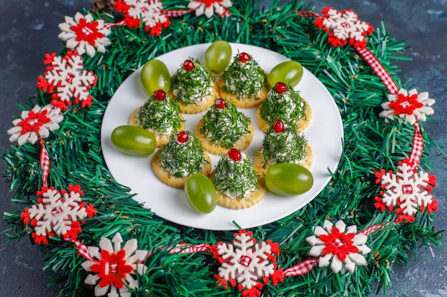 Snacks in Weihnachtsbaumform.