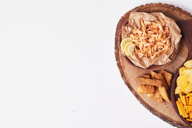 Snacks mit Zitrone auf Weiß.