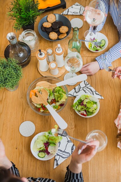 Snacks und Alkohol von oben