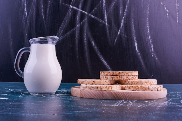 Snacks und Cracker mit Milch serviert.