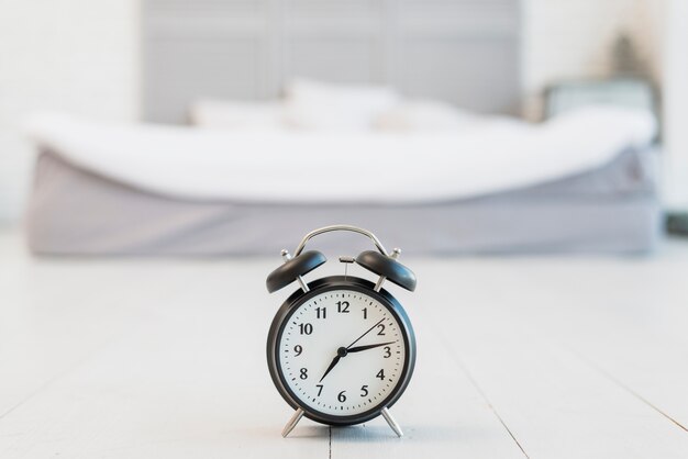 Snooze auf dem Boden in der Nähe von Bett mit weißem Leinen