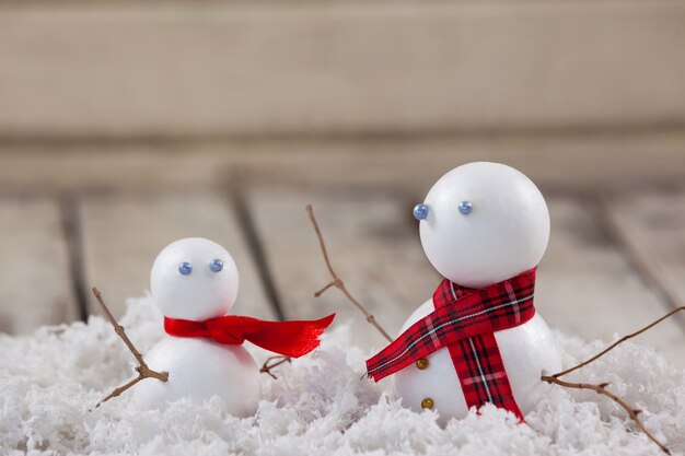 Snowmans auf einem Holztisch