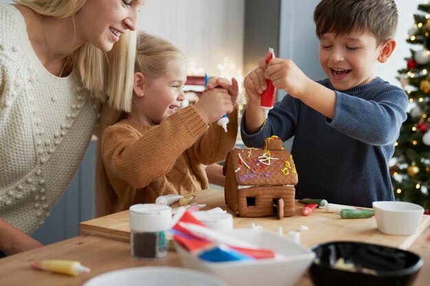 So viel Spaß beim Dekorieren des Lebkuchenhauses