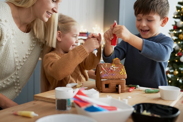 So viel Spaß beim Dekorieren des Lebkuchenhauses