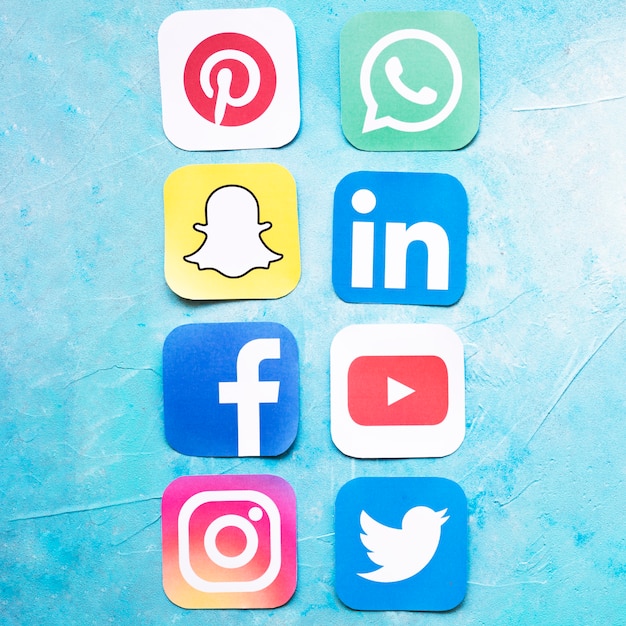 Social Media-Ikonen in Folge angeordnet über blauem Hintergrund