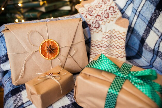 Socken neben einem umhüllt Geschenk mit einer Orangenscheibe