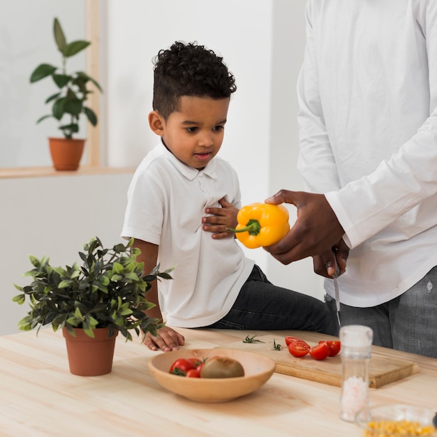 Sohn schaut seinen Vater beim Abendessen an