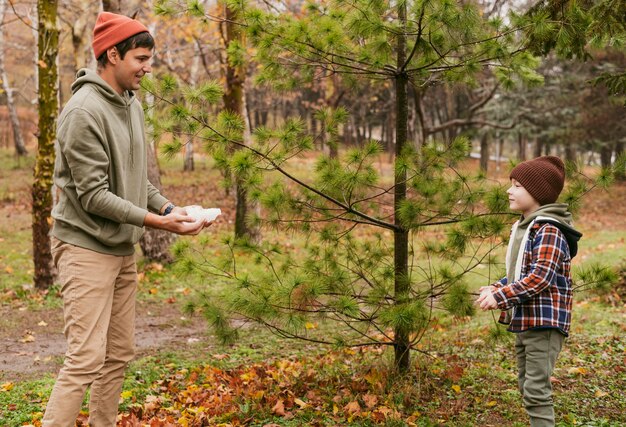 Sohn und Vater spielen draußen in der Natur zusammen