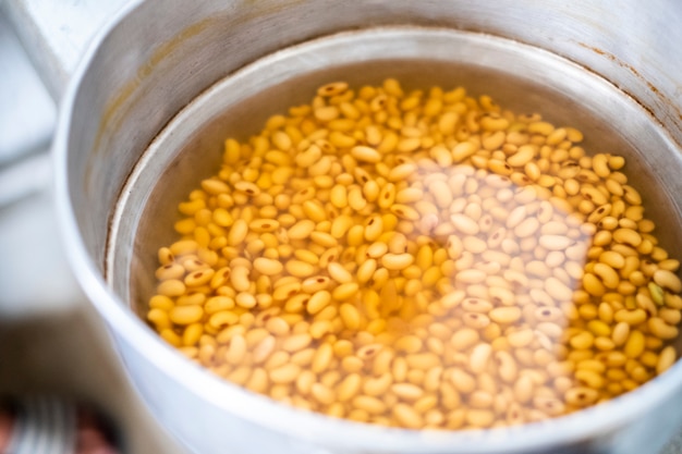 Kostenloses Foto sojabohne im topf, der auf kochen wartet