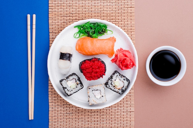 Kostenloses Foto sojasuppe für frisches sushi