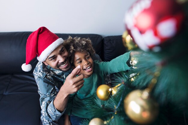 Soldat in Uniform überrascht seine Tochter und feiert gemeinsam Weihnachtsferien