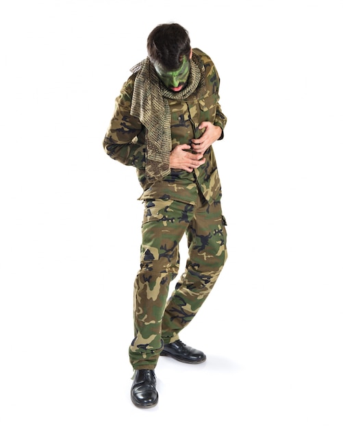 Soldat mit Bauchschmerzen auf weißem Hintergrund