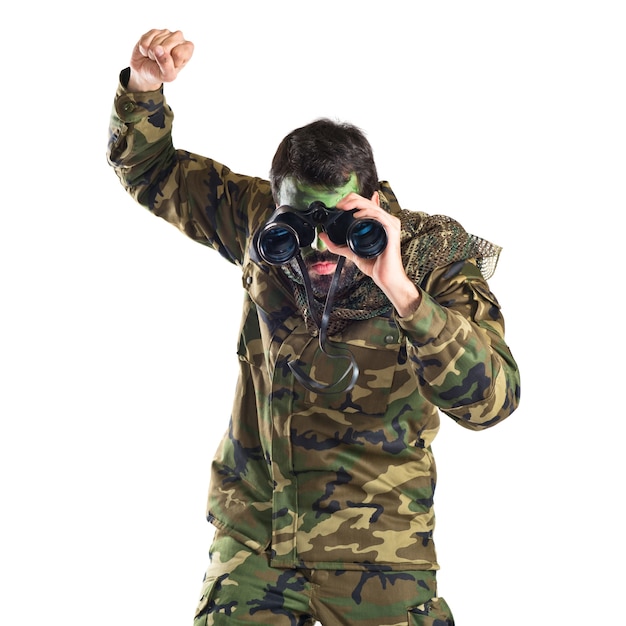 Kostenloses Foto soldat mit fernglas auf weißem hintergrund