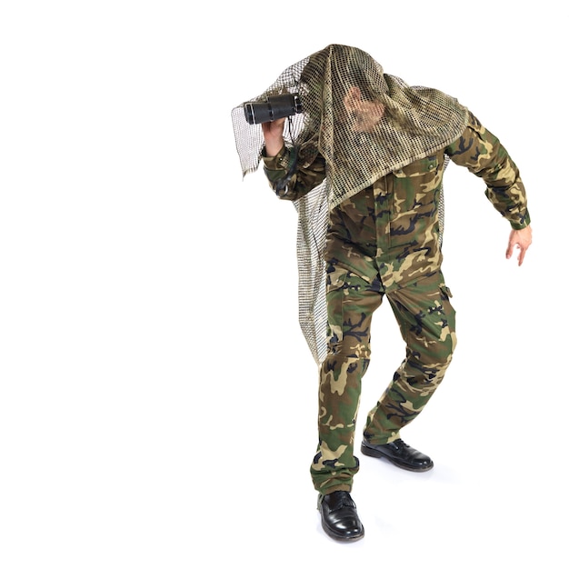 Soldat mit Fernglas auf weißem Hintergrund