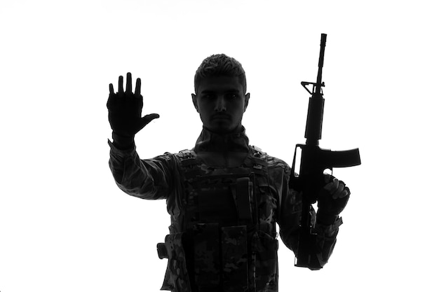 Soldat Silhouette Armee zäh, gutaussehend, ernster, starker Soldat in Uniform, der die Hand hebt