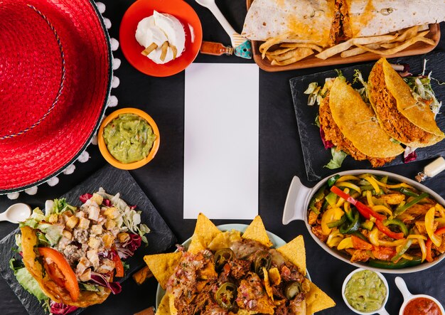 Sombrero und mexikanisches Essen um Papierkarte