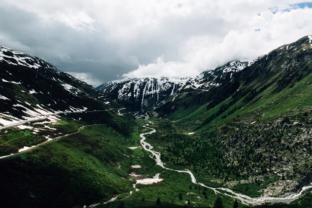 Sommer Alpen Landschaft in der Schweiz. In der Mitte der Schweizer Alpen Berge