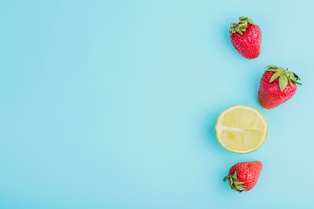 Kostenloses Foto sommer-komposition mit erdbeeren und platz für botschaften