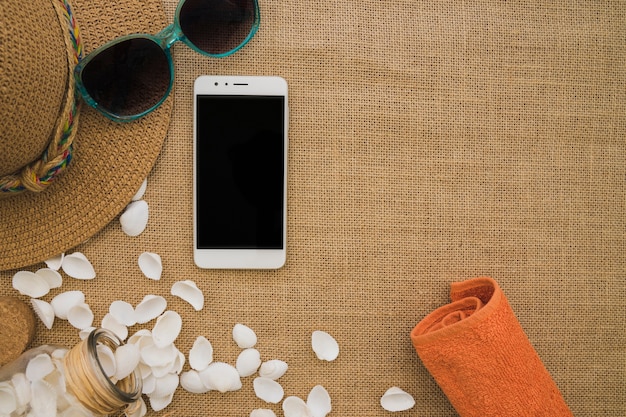 Sommer-Komposition mit Handy