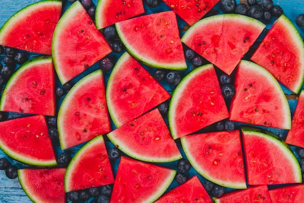 Sommer-Komposition mit Heidelbeeren und Wassermelonen Portionen