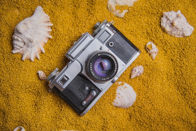 Kostenloses Foto sommer-konzept mit vintage-kamera