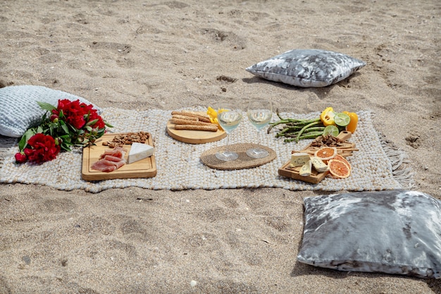 Sommer schönes romantisches picknick am meer. das konzept eines urlaubs
