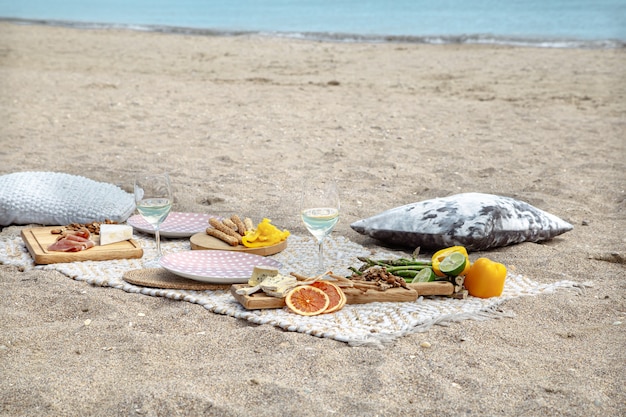 Sommer schönes romantisches Picknick am Meer. Das Konzept eines Urlaubs