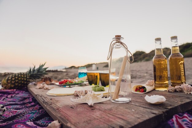 Sommer-Strand-Szene mit Getränken auf Planke