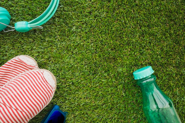 Kostenloses Foto sommer zusammensetzung mit elementen auf gras oberfläche