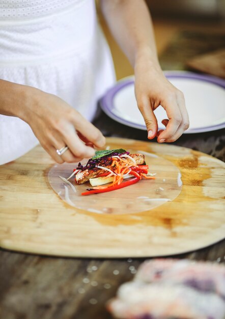 Sommerbrötchen gefüllt mit frischem Gemüse