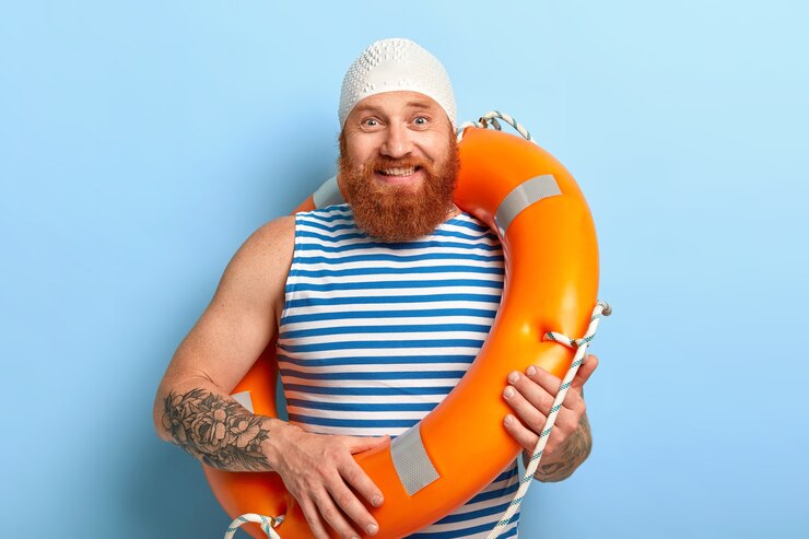 Kostenlose Foto sommerferienkonzept. fröhlicher mann mit ingwerbart