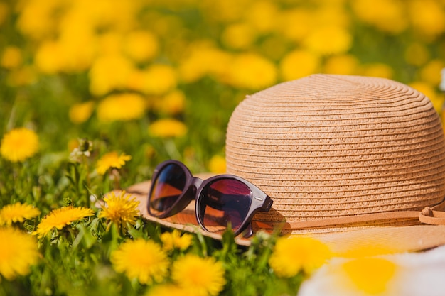 Kostenloses Foto sommerhut und sonnenbrille mit blumen