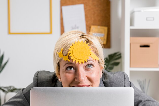 Sommerkonzept der Geschäftsfrau am Schreibtisch