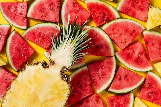 Sommerkonzept Konzeptionell Tasty appetitlich Scheibe Ananas mit Wassermelone Scheiben auf gelb hellen lebendigen Hintergrund mit hölzernen Buchstaben Sommer. Flat Lay.