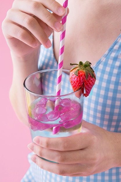 Kostenloses Foto sommerkonzept mit trinkendem cocktail der frau
