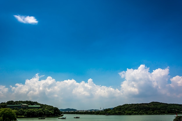 Sommerlandschaft mit See am sonnigen Tag