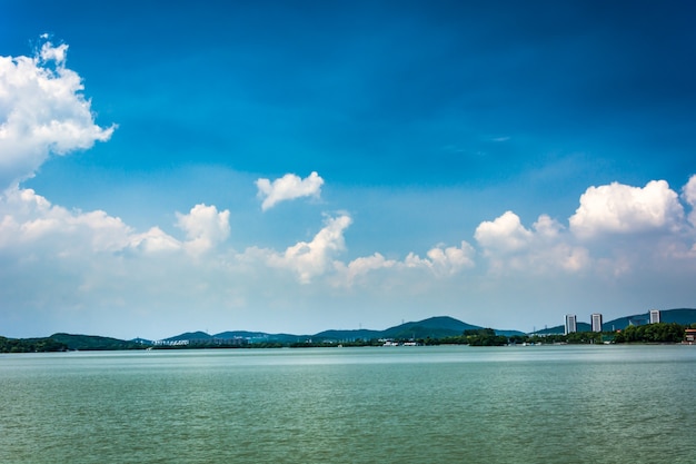 Sommerlandschaft mit See am sonnigen Tag