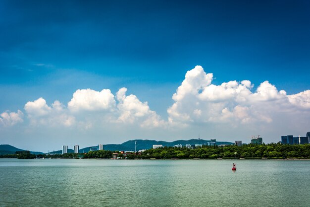 Sommerlandschaft mit See am sonnigen Tag